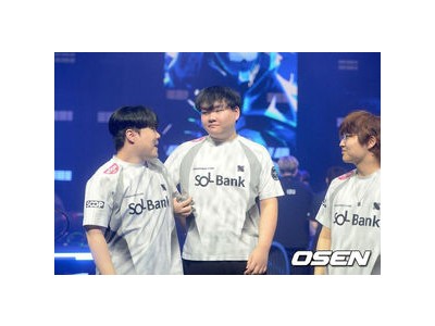 디알엑스 패자 준결승 진출에 홀로 기쁨 감추는 듯