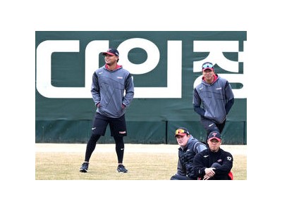 에르난데스가 원정 경기로 지친 선수단에 미소 전파