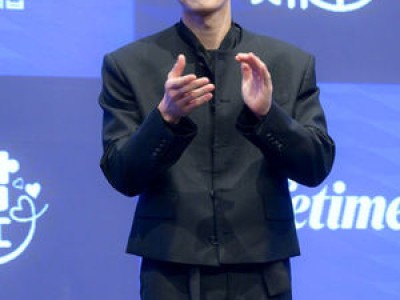 두산 베어스 롯데전 승리 기원 시구에 가수 나서